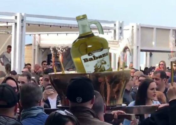 Boierie maximă! Un petrecareț vasluian a comandat la petrecerea de 1 Mai o sticlă de colecție Babanu Rosé XXL Deluxe de 5 litri!