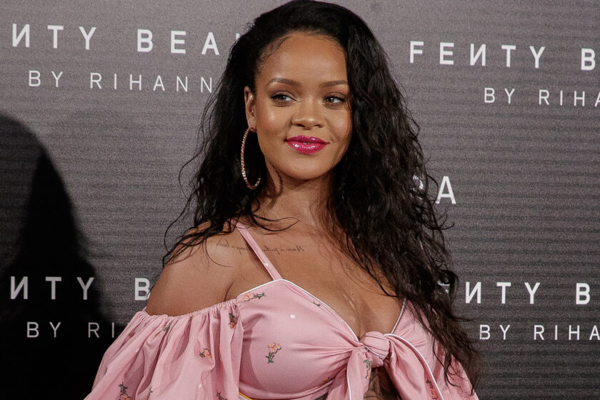 FOTO: Rihanna a pozat pe Instagram cu păr pe picioare