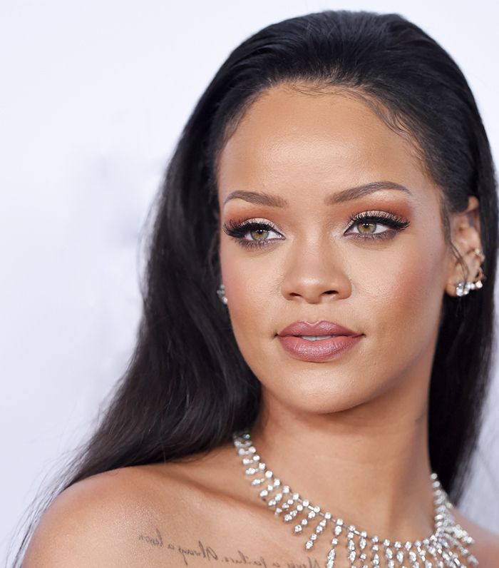 TUTORIAL VIDEO | Învață cum să te machezi ca Rihanna în 10 minute