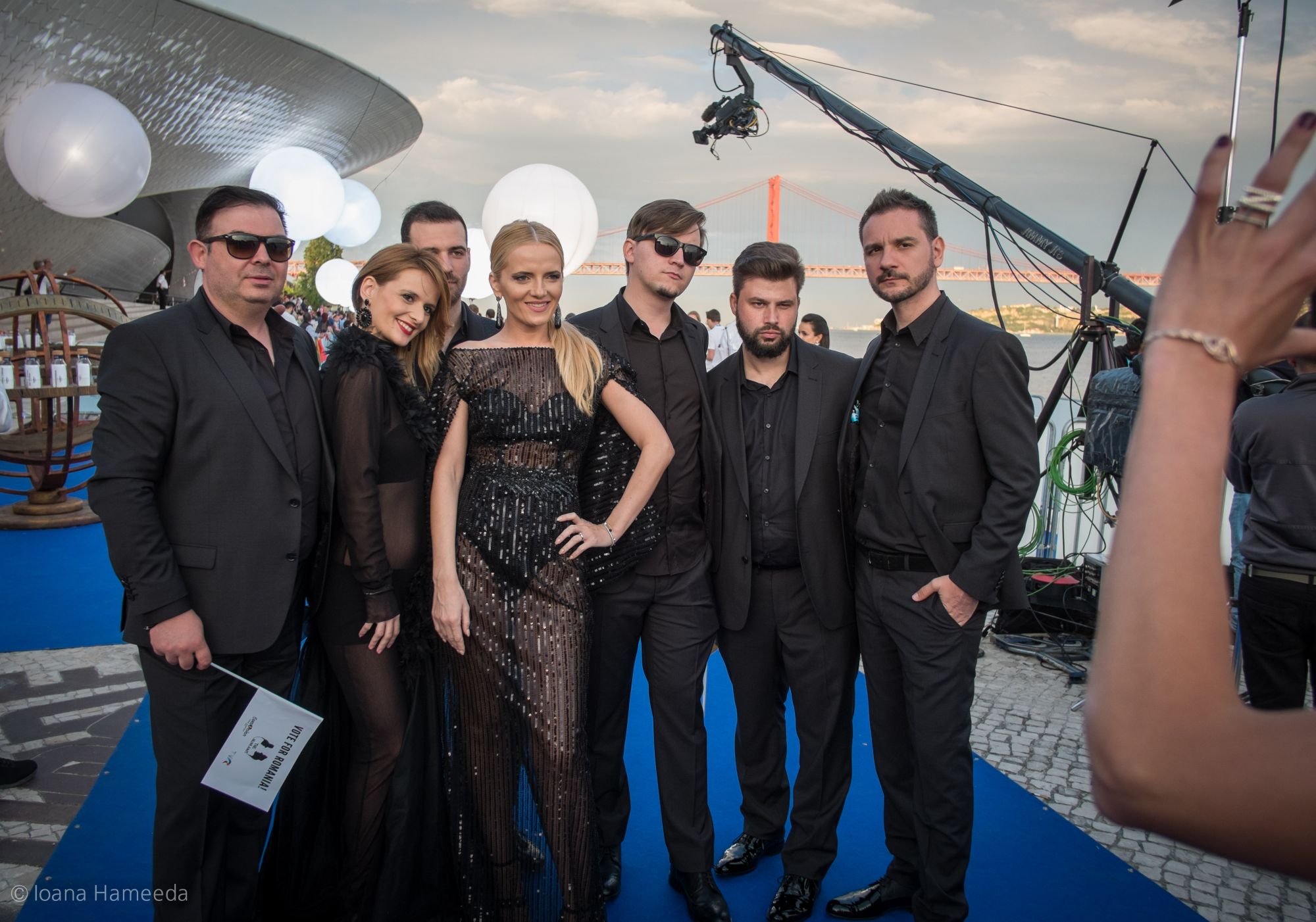 AWW! Solista trupei The Humans a fost cerută în căsătorie la ceremonia de deschidere a Eurovision