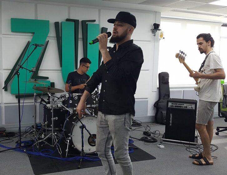 VIDEO: Guz și-a făcut încălzirea pentru Forza ZU. A cântat o melodie în premieră absolută
