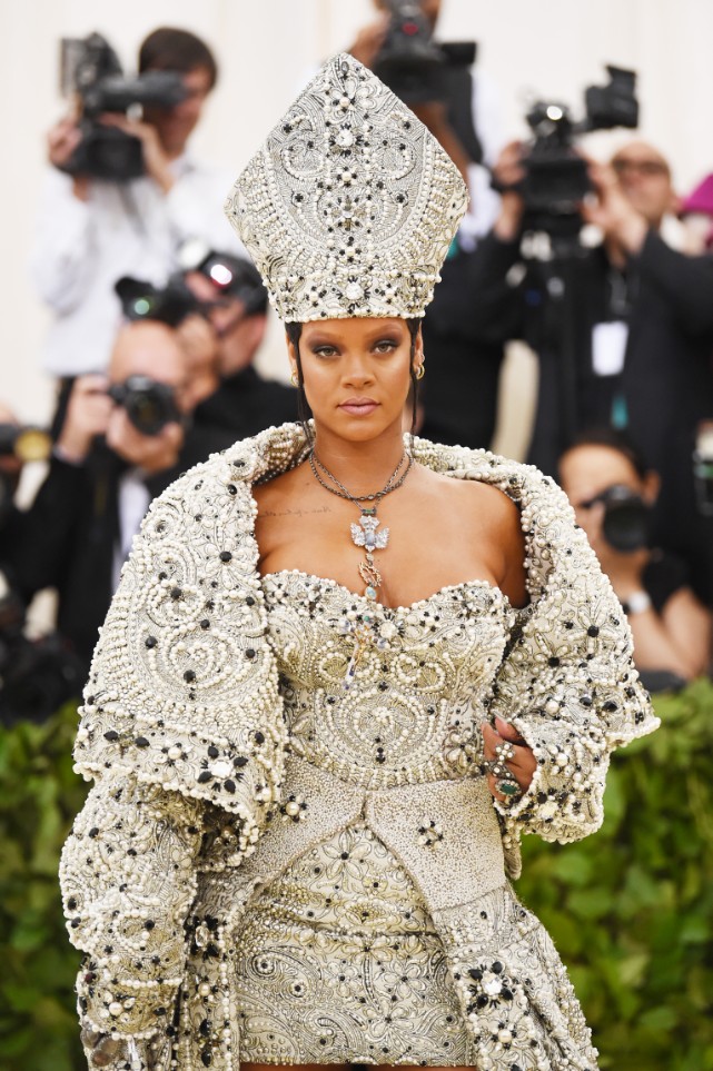 Rihanna a fost regina balului la Met Gala 2018. Toată lumea vorbește despre ținuta ei