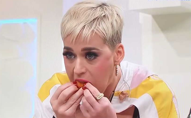 VIDEO | Katy Perry a făcut show la televiziunea din Japonia. A participat la un concurs de mâncat Chicken Nuggets