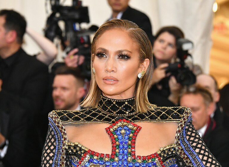 Jennifer Lopez și-a riscat prezența la Met Gala! Uite ce a făcut cu o oră înainte de eveniment!