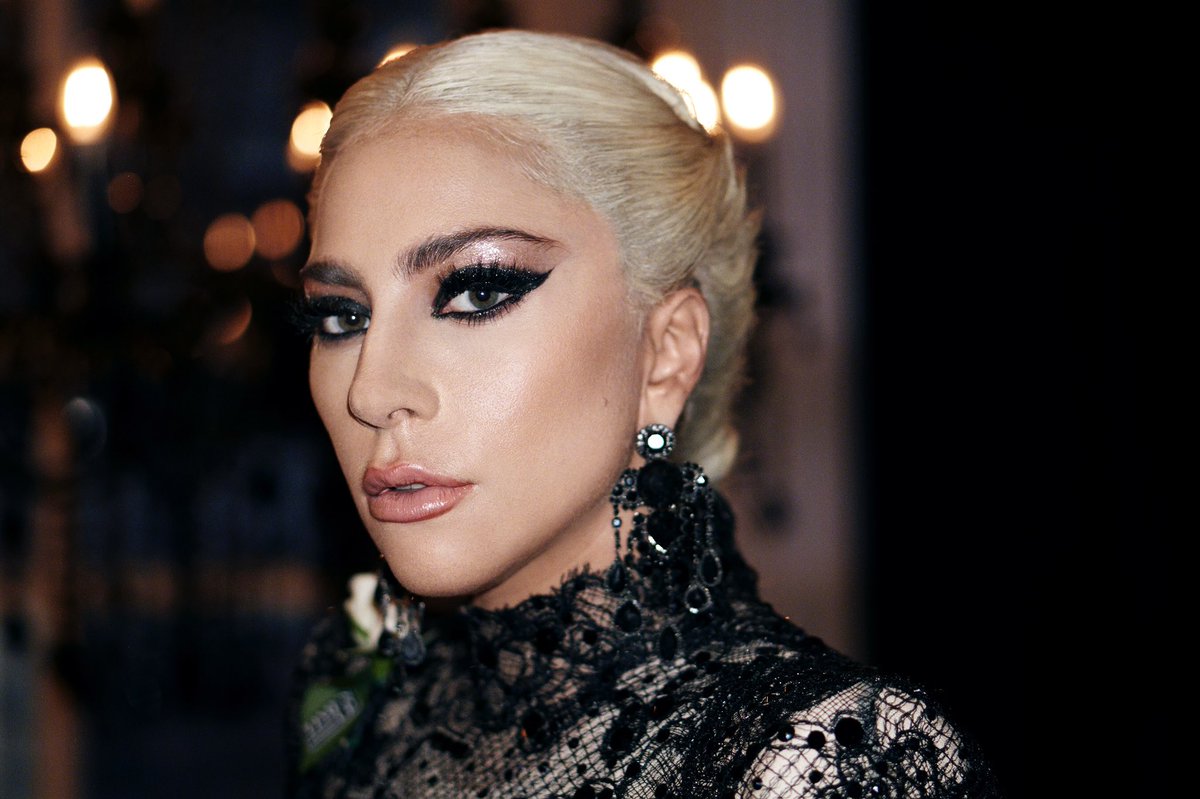 După Rihanna și Jennifer Lopez, Lady Gaga își lansează propria linie de produse de make-up