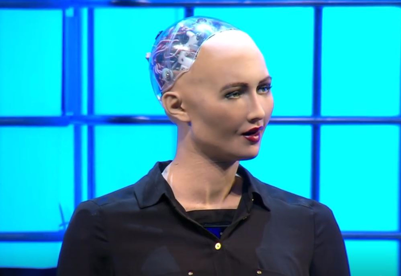 Cele mai inteligente GLUME artificiale despre vizita robotului Sophia în România!