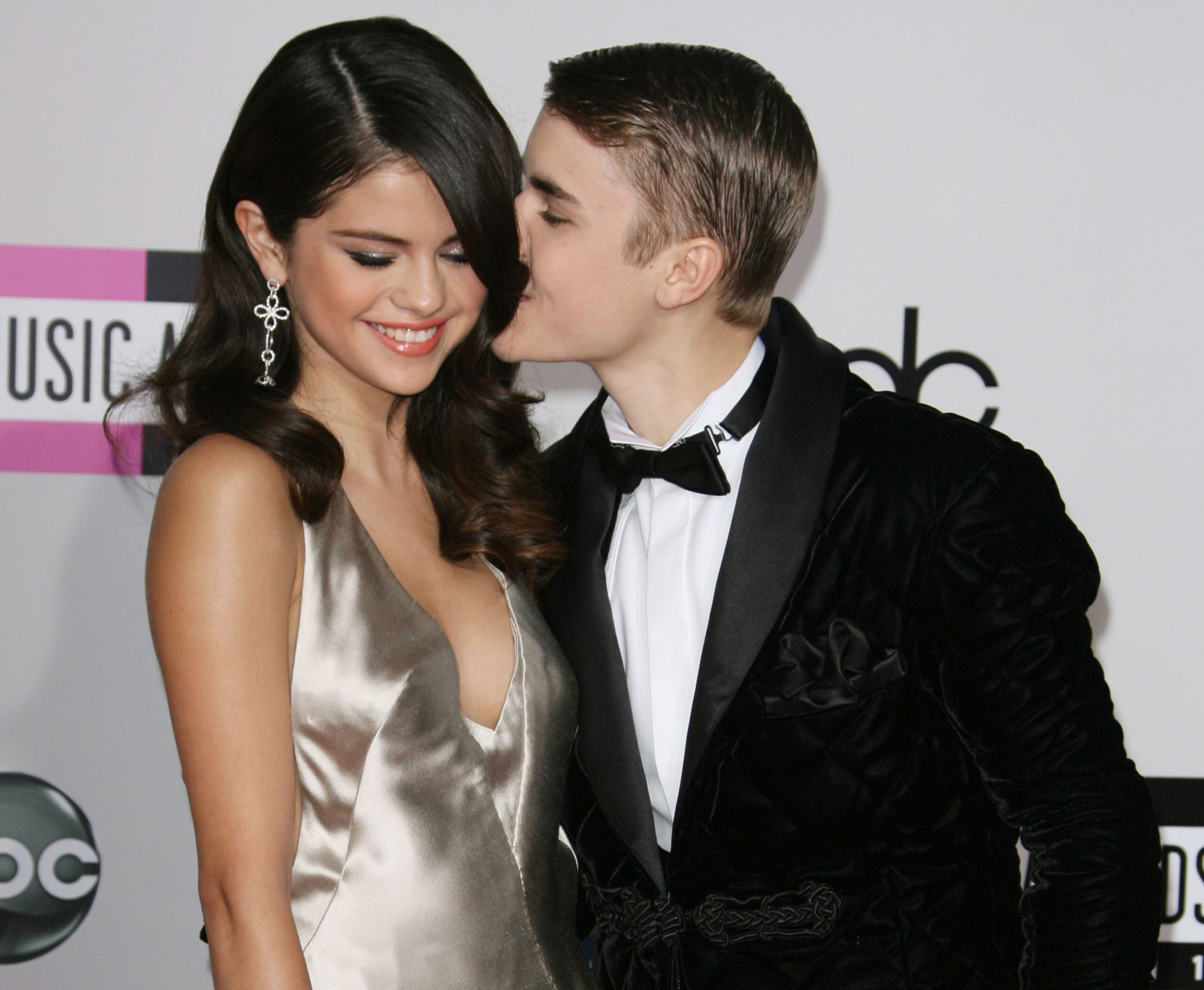 Selena l-a dat peste cap pe Bieber cu melodia ”Back To You”. Urmează o împăcare?
