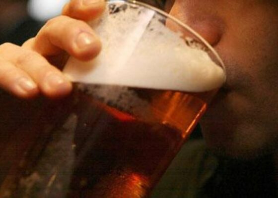 Oficial! Cercetătorii de pretutindeni confirmă ca expresia „ies la o bere” este întotdeauna falsă