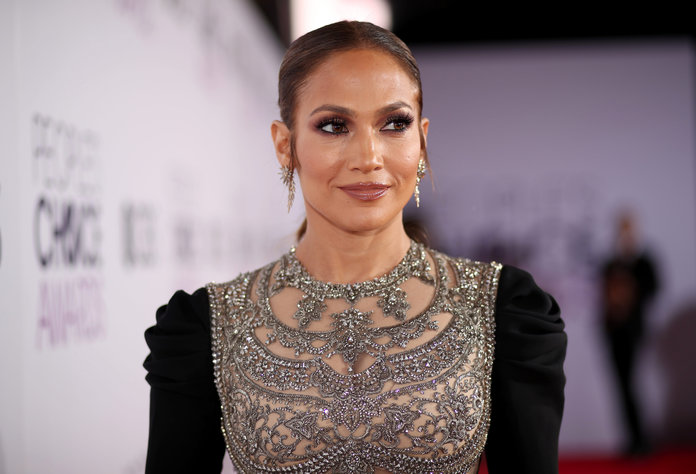 FOTO: Jennifer Lopez s-a îmbrăcat în BANI și i-a înnebunit pe fani