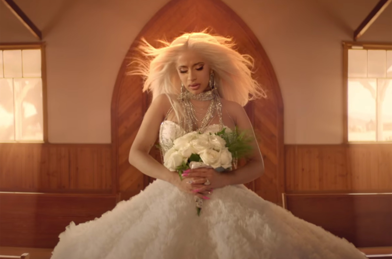 12 artiste care au îmbrăcat rochia de mireasă în videoclipurile lor