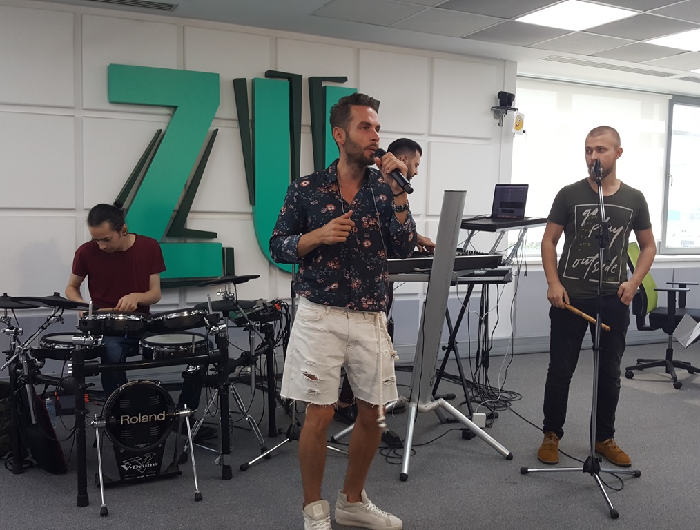 VIDEO: Randi a cântat în premieră live la ZU ”Ce te-aș mai”