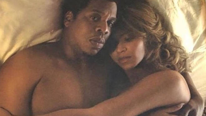 FOTO: Beyonce și Jay Z s-au fotografiat dezbrăcați, în pat, și internetul a luat-o razna