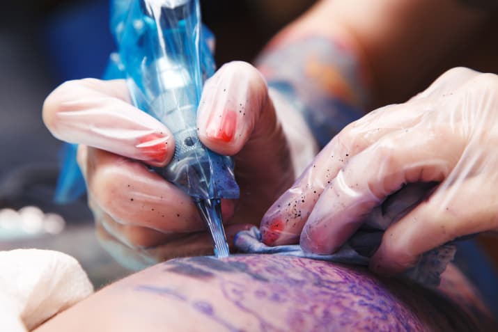 13 lucruri pe care trebuie să le ştii înainte să îţi faci primul tatuaj