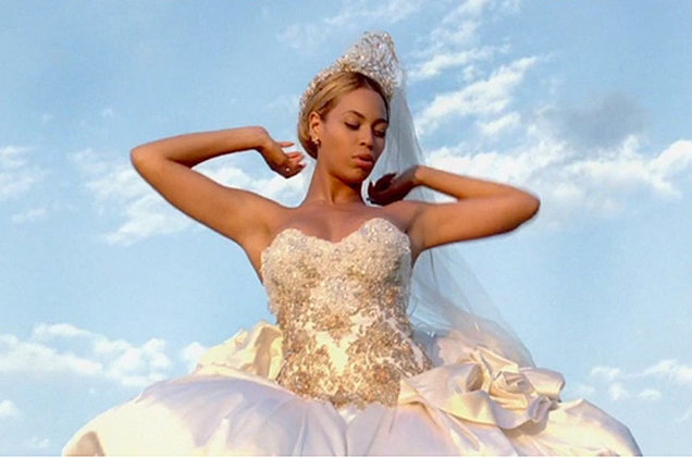FOTO: Beyonce a purtat o rochie de mireasă de 12.000$ la reînnoirea jurămintelor