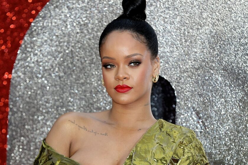 FOTO: Rihanna aproape că a rămas dezbrăcată pe covorul roșu