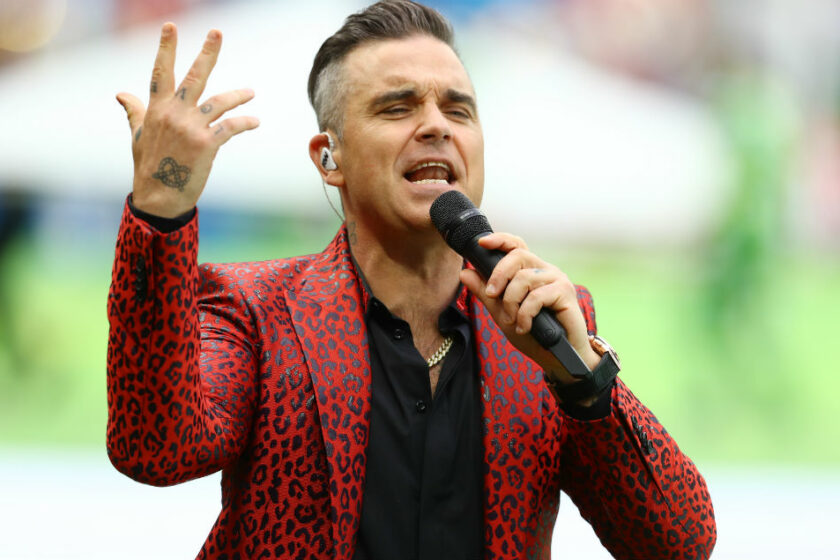 NASOL! Robbie Williams, acuzat că „şi-a vândut sufletul dictatorului Putin”