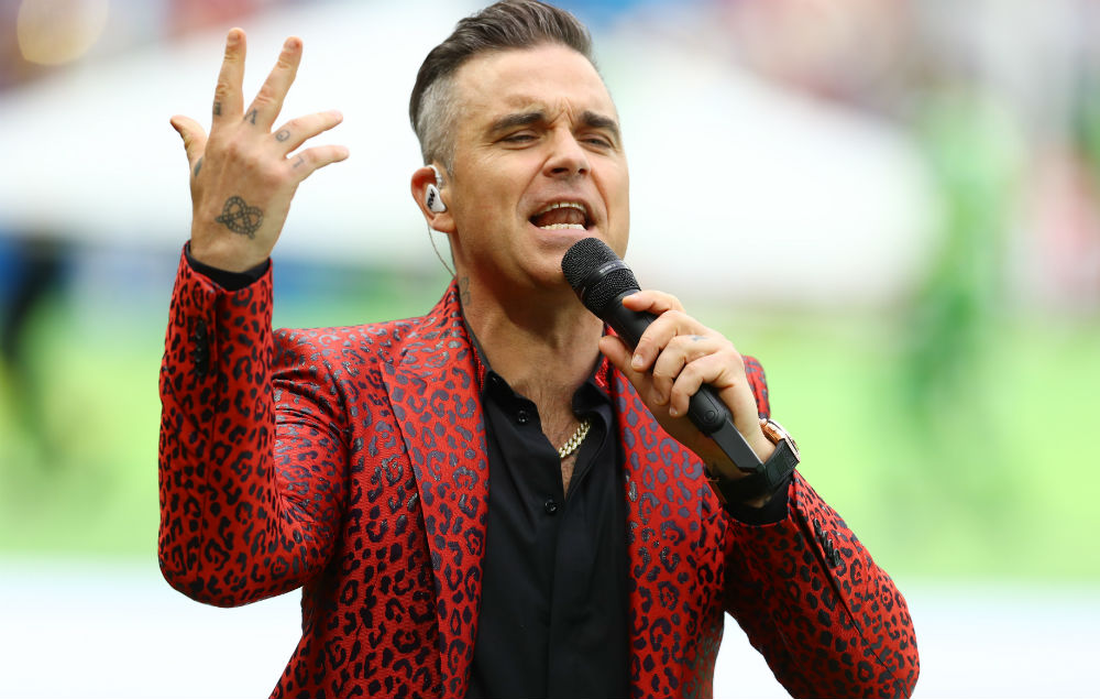 NASOL! Robbie Williams, acuzat că „şi-a vândut sufletul dictatorului Putin”
