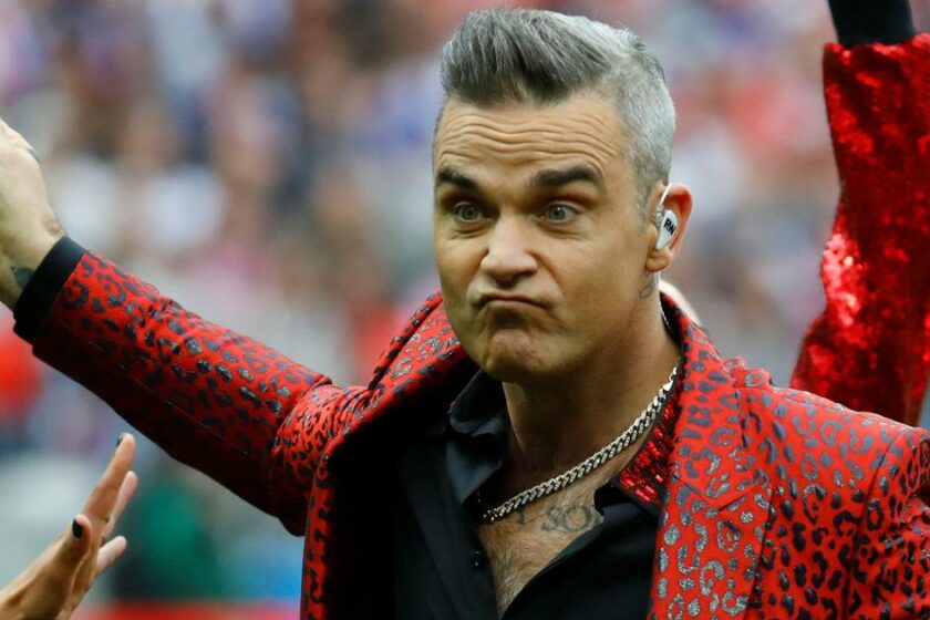 FOX TV și-a cerut scuze pentru GESTUL OBSCEN făcut de Robbie Williams în deschiderea Cupei Mondiale