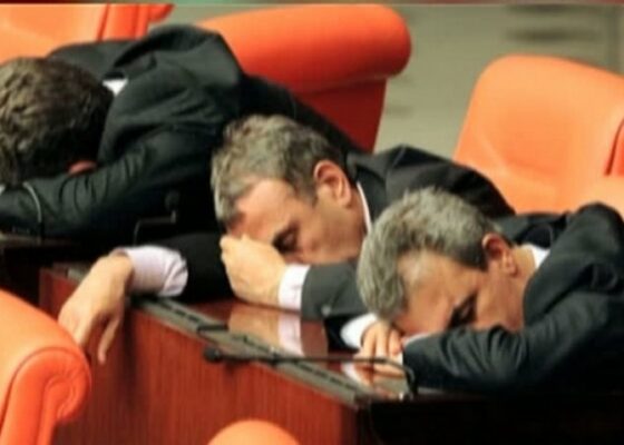 Ghinion fantastic! Un parlamentar a ajuns de râsul colegilor pentru că suferă de insomnii și nu poate ațipi la ședințe!