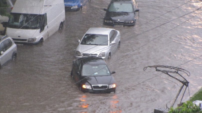 Furtunile și ploile torențiale schimbă Codul Rutier: Vara, autoturismele trebuie să fie dotate obligatoriu şi cu vâsle!