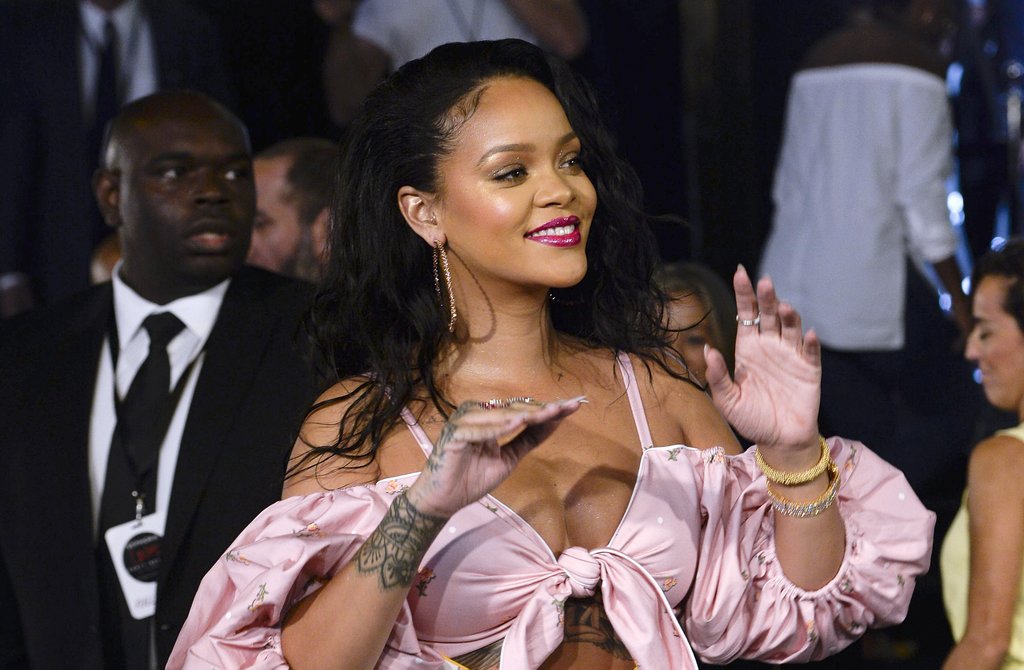 Rihanna lansează o linie de accesorii inspirate din Fifty Shades Of Grey