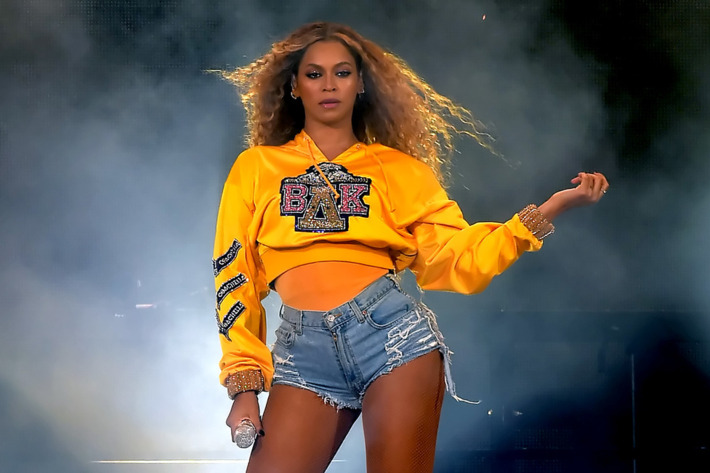 VIDEO OMG! Beyonce era s-o pățească la concertul din Polonia! S-a rupt scena cu ea!