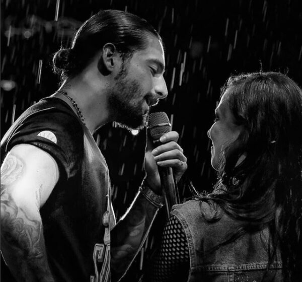 VIDEO: Maluma a sărutat o fană, în timpul concertului de la București. Iubitul ei a privit totul