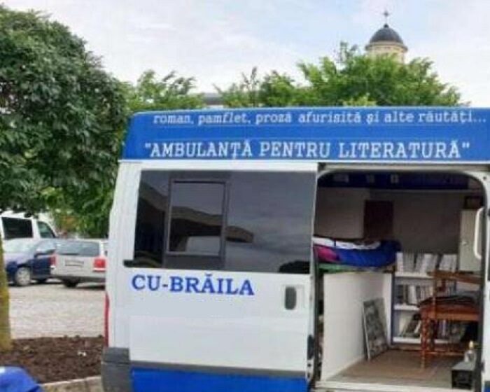 Panică în Bucureşti. O ambulanţă pentru literatură răpeşte atenția tinerilor şi-i învață să scrie corect și să citească!