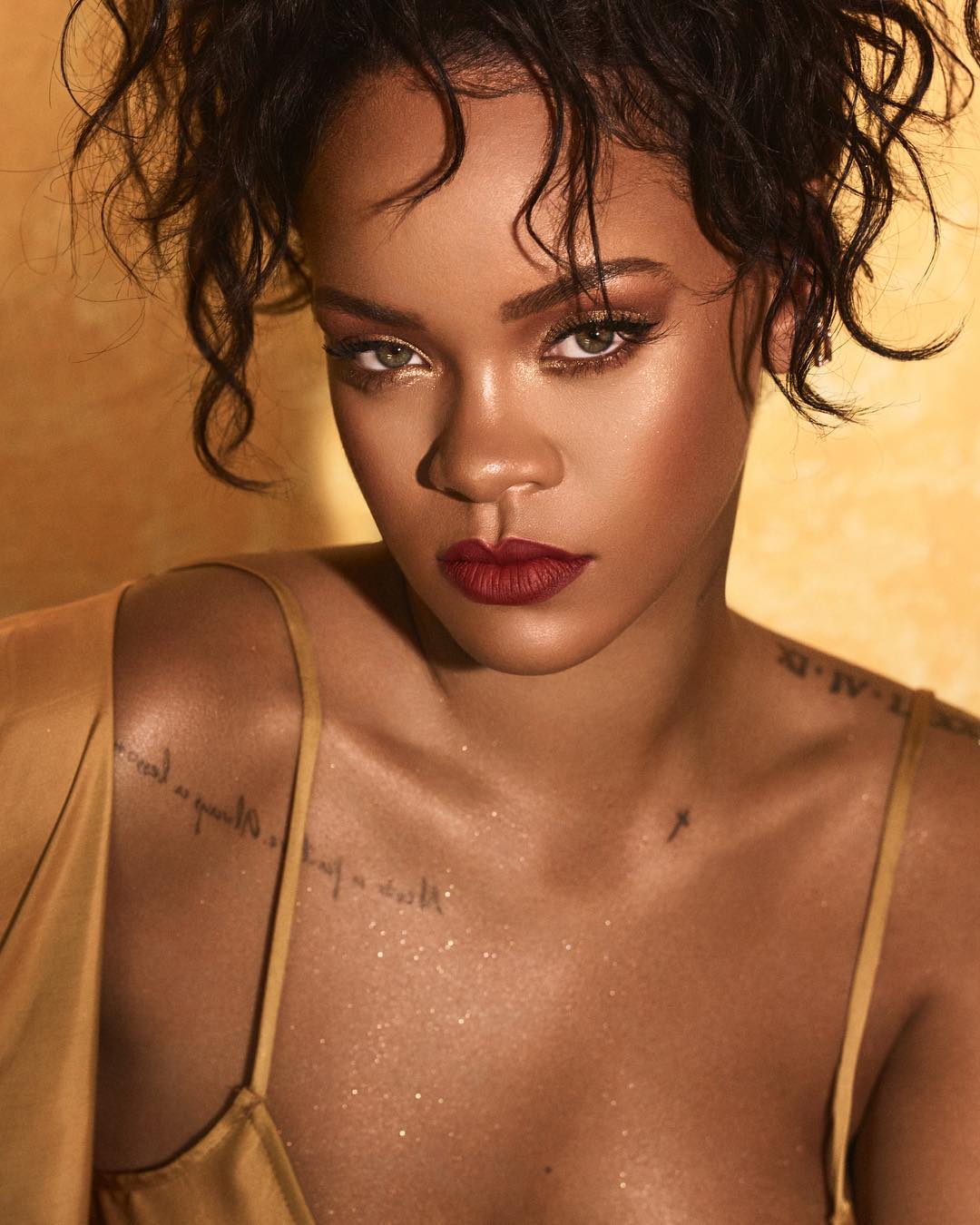 OMG! Make-up artistul a dat-o de gol! Cum e să petreci o zi alături de Rihanna?