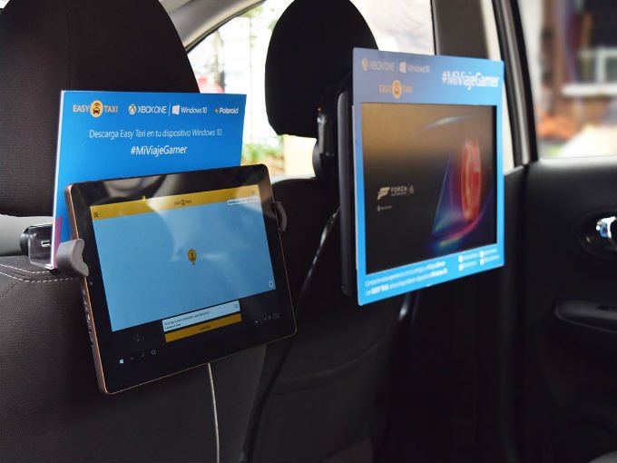 Un taximetrist și-a montat un router Wi-Fi pe GPL pentru că nu avea destul net pe mobil pentru 3 tablete și 4 mobile!