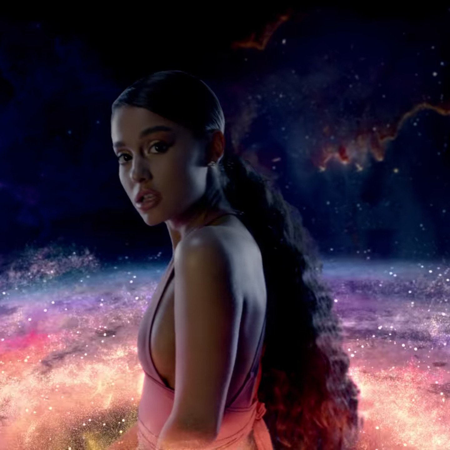VIDEOCLIP NOU: Ariana Grande – God Is A Woman