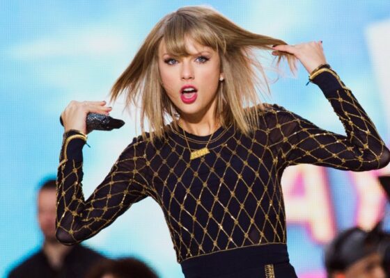 Taylor Swift a rămas blocată într-o cușcă, în timpul concertului. Reacția ei este EPICĂ!