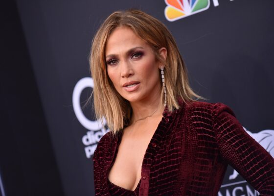 Jennifer Lopez și-a pus extensii. N-ai mai văzut-o niciodată cu părul atât de lung!