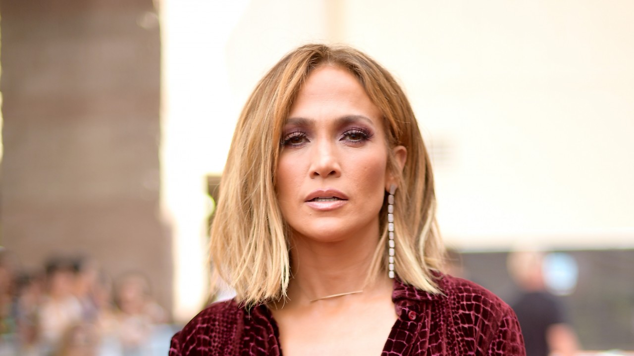 FOTO HOT | Jennifer Lopez arată DEMENȚIAL la 49 de ani! S-a fotografiat doar în costum de baie și a blocat internetul!