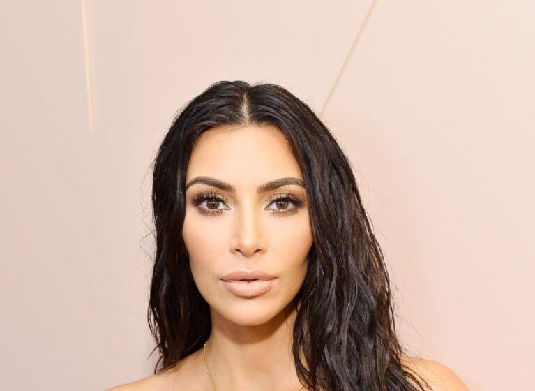 Kim Kardashian lansează o nouă modă în materie de bijuterii. Ai purta așa ceva?