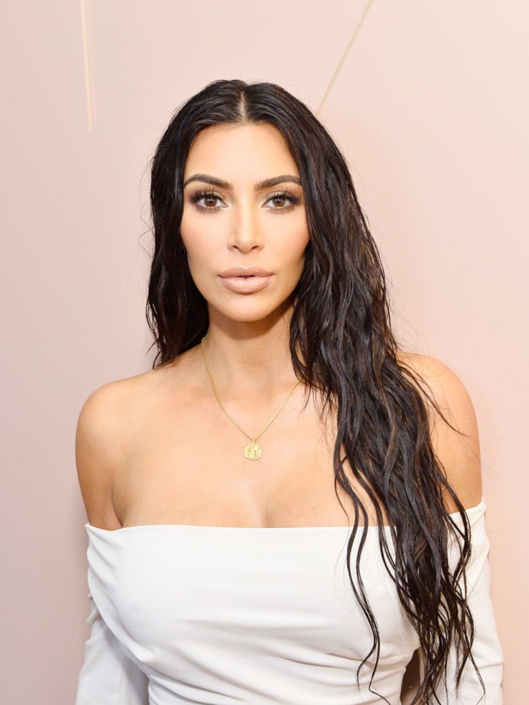 Kim Kardashian lansează o nouă modă în materie de bijuterii. Ai purta așa ceva?