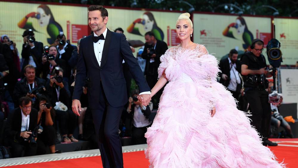 Lady Gaga și Bradley Cooper au fost nedespărțiți la Veneția. S-au ținut de mână tot timpul!