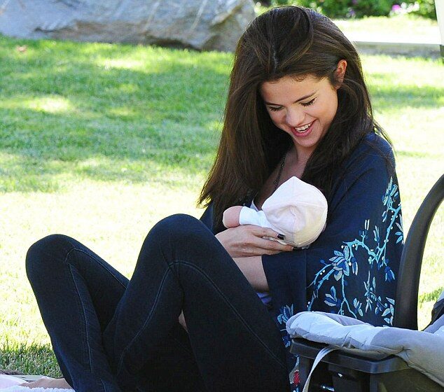 Awww! Selena Gomez a apărut cu un bebeluș în brațe și a topit Instagram-ul