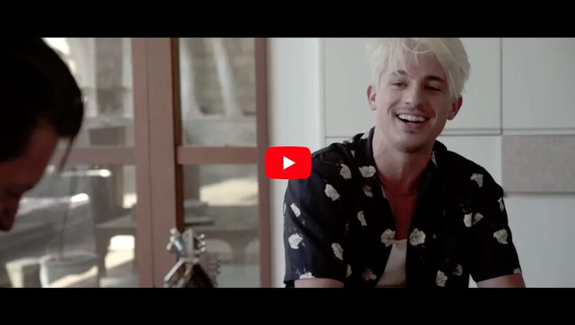 VIDEO | Charlie Puth s-a făcut blond și a lansat o nouă variantă de videoclip pentru „The Way I Am”