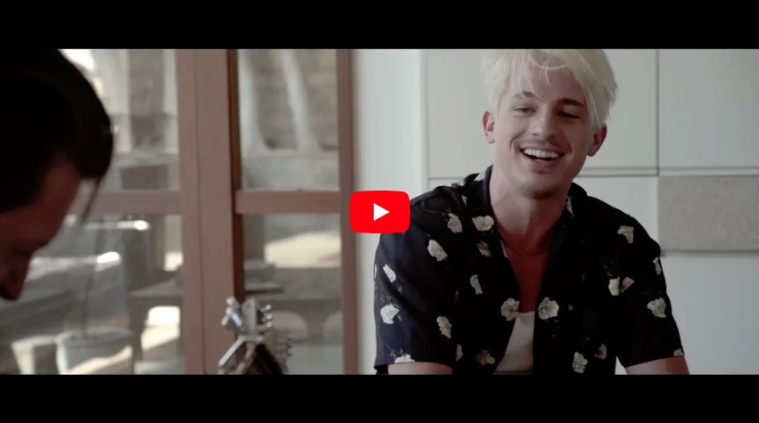 VIDEO | Charlie Puth s-a făcut blond și a lansat o nouă variantă de videoclip pentru „The Way I Am”