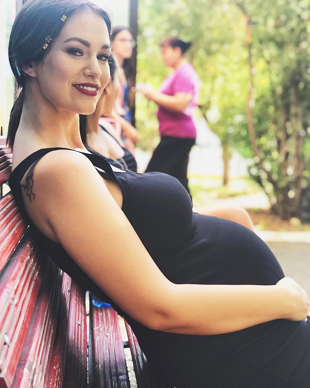 FOTO | Feli s-a fotografiat în ultimul trimestru de sarcină și a dezvăluit cum o va chema pe cea mică