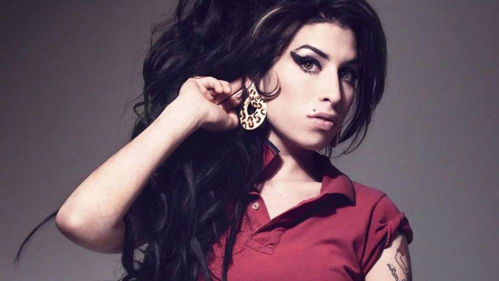 Amy Winehouse ar fi împlinit astăzi 35 de ani. Uite 8 lucruri pe care probabil nu le-ai știut despre ea!