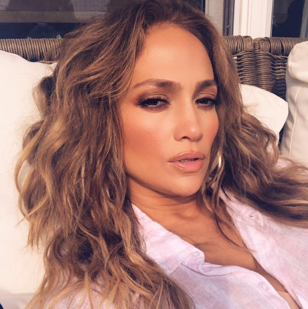 FOTO HOT | Jennifer Lopez a pozat doar în costum de baie și a făcut-o invidioasă pe Kim Kardashian
