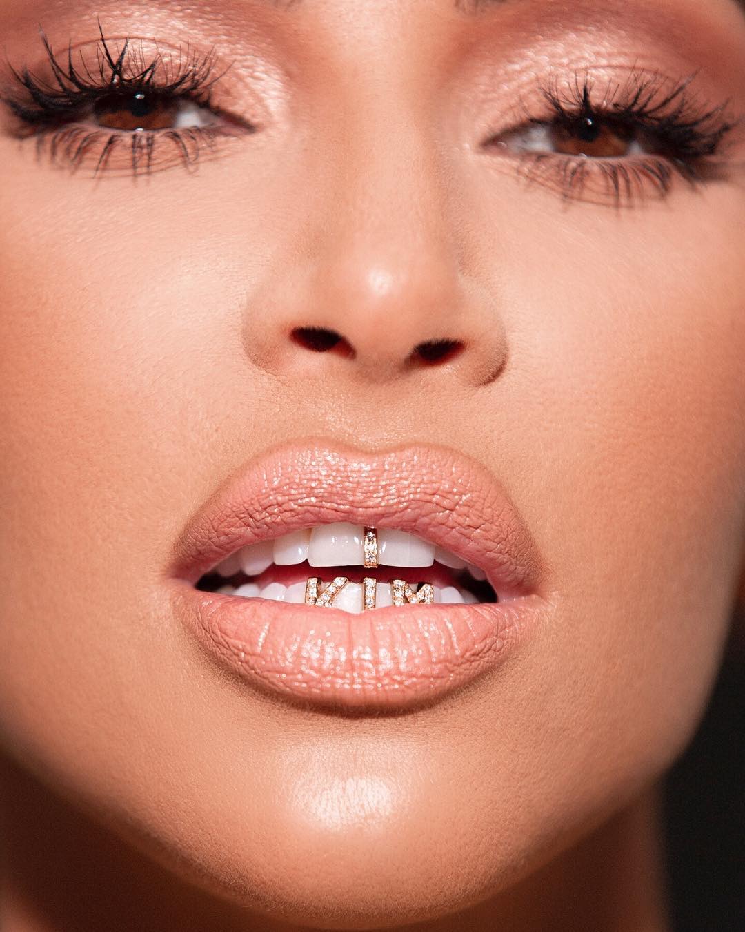TREND ALERT | Kim Kardashian și J Balvin au lansat o nouă modă: bijuteriile dentare