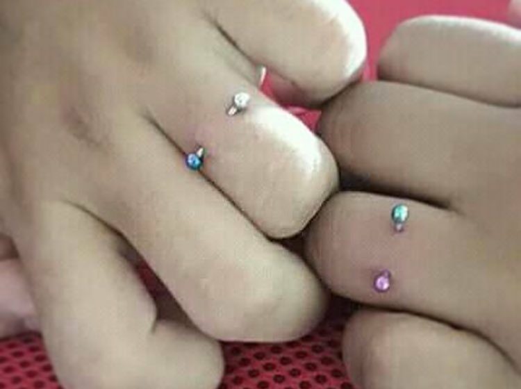 Finger piercing este cea mai nouă modă printre cupluri