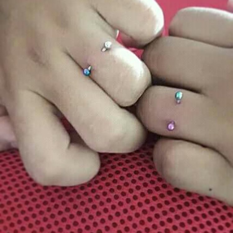 Finger piercing este cea mai nouă modă printre cupluri