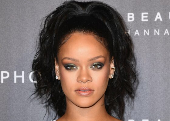 După make-up și lenjerie intimă, Rihanna vrea să facă… mobilă