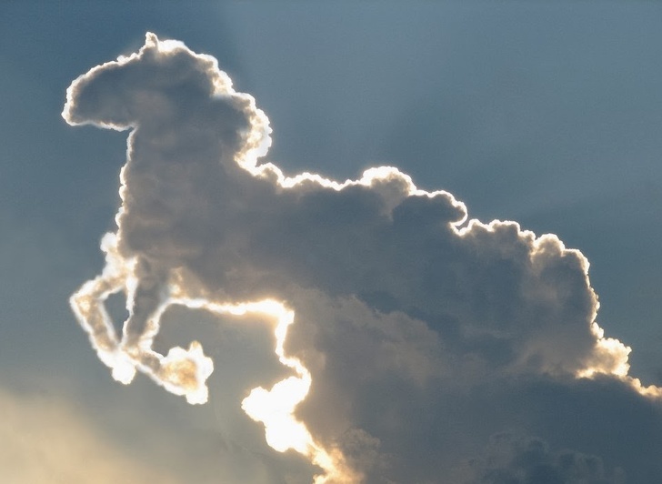 13 momente în care norii au desenat cele mai ciudate siluete pe cer