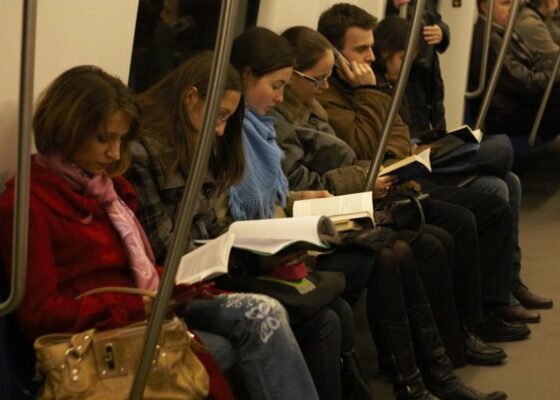 Cum aproape toată lumea citește doar la metrou, Biblioteca Națională va deschide o sală de lectură pe magistrala Pipera!