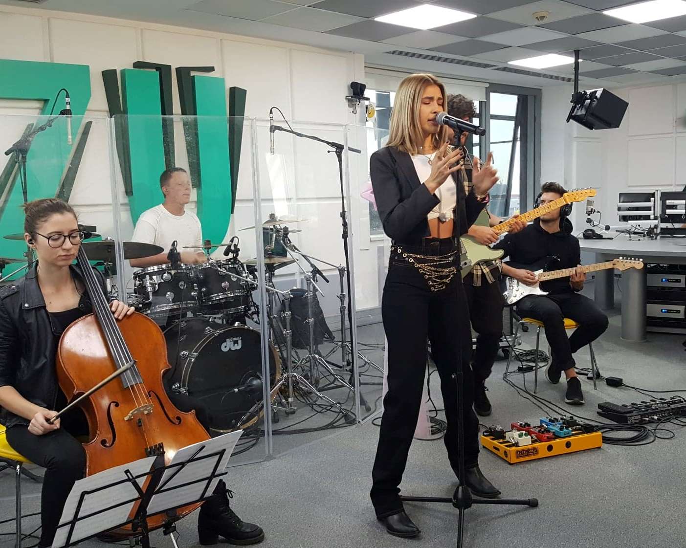 VIDEO: Alina Eremia, premieră live la ZU cu Tatuaj. Ascultă și un mash-up cu cele mai tari hituri românești!